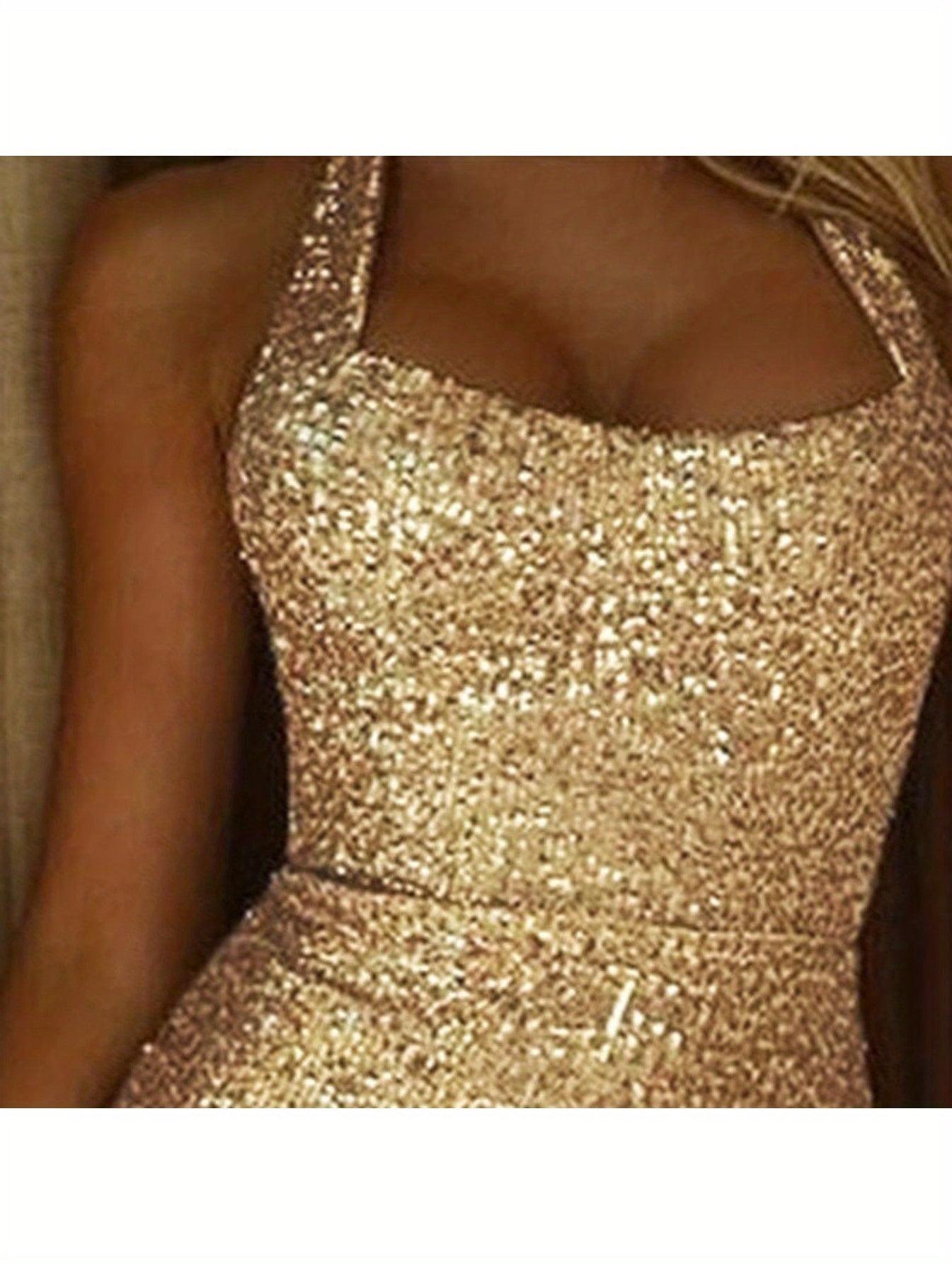 Robe longue dorée à sequins